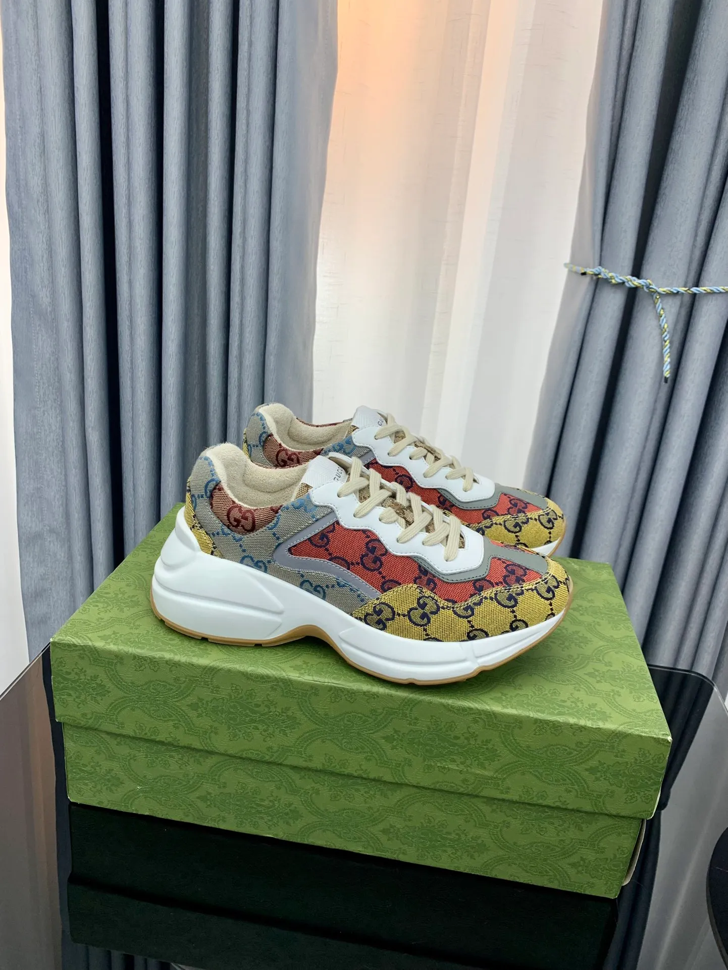 👟👟Ex-factory price 480👟👟 Gucci dad shoes for couples, distressed leather horn-shaped retro jogging shoes. The Balenciaga grandpa trend has subsided, ushering in GUCCI dad shoes, the trend leader in the fashion industry. The original shoes are molded and the original last is made by the Italian handmade foundry! [Gucci original dad shoes] Original surface: imported calfskin! Lining: Grade A hybrid lambskin! Outsole: The highest restoration sole. TPU material plus wear-resistant foam (anti-wear cushioning) ivory leather has been processed with an old-fashioned effect. The sole is 5cm high! The comfort level is excellent, killing all high-end versions on the market! Original logo outsole! 👣Size: Women’s size 35-40. Men's size 38-45. Women's heel with 🈚️logo! Men's heel with 🈶️logo!